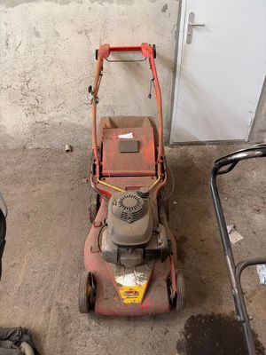 une tondeuse à gazon qui se trouve dans le garage
