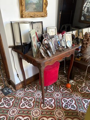 a table with pictures and pictures on it in a living room