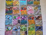 une pile de cartes pokemon posée sur une table