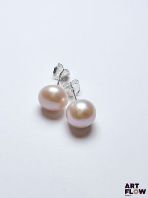 une paire de boucles d'oreilles en perles roses sur fond blanc