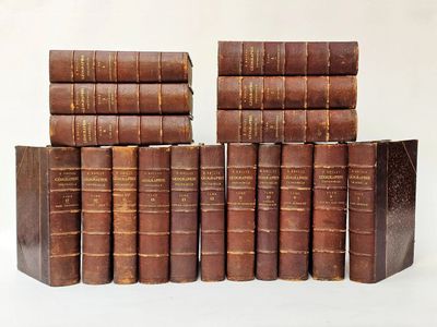 plusieurs vieux livres empilés sur une surface blanche