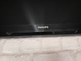 une télévision accrochée au mur de la pièce