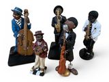 quatre figurines représentant différents musiciens sur fond blanc