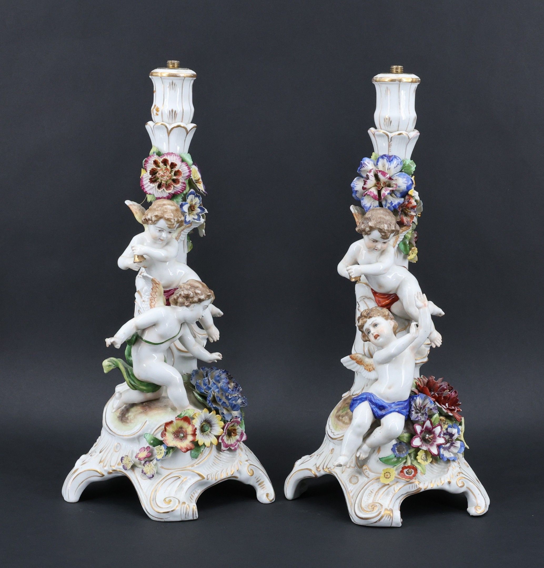 Paire de flambeaux en porcelaine polychrome de style rococo …