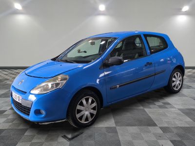 la petite voiture bleue est garée dans le garage sur un sol en damier