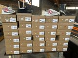 de nombreuses boîtes de chaussures sur une palette dans un entrepôt