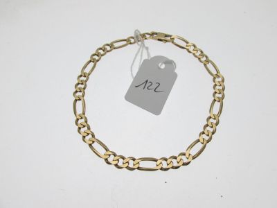 gros plan d'un bracelet en chaîne en or avec une étiquette de prix