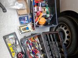 un grand nombre d'outils posés sur le sol