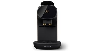 une cafetière noire posée sur un plan de travail blanc