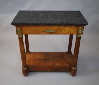 une vieille table en bois avec un plateau en marbre sur fond blanc