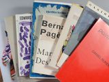 plusieurs livres sont empilés sur une table