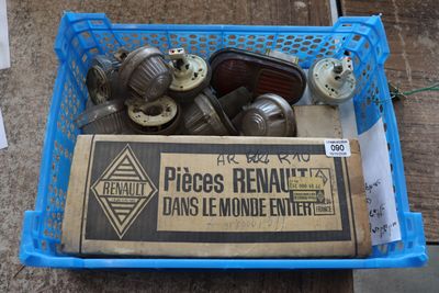 un panier bleu rempli d'objets divers, posé par terre
