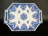un plat bleu et blanc orné d'un motif floral