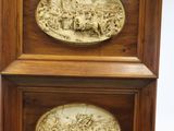 paire de plaques anciennes en bois sculpté représentant une scène de bataille