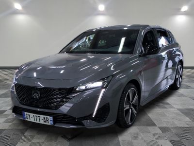 la voiture grise est garée sur le sol à carreaux d'une pièce