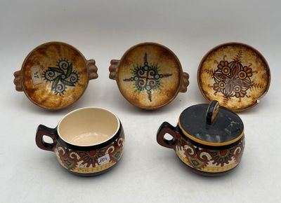 trois bols et une tasse posés sur une table