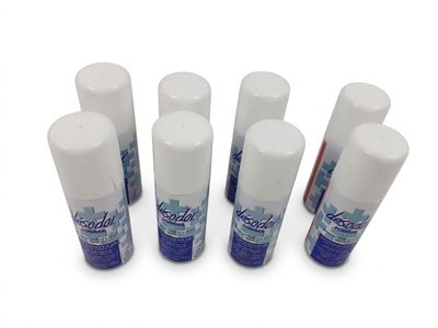 six types différents de déodorants en spray sur une surface blanche