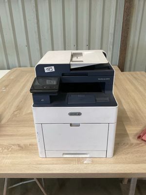 une image représentant une imprimante posée sur une table en bois