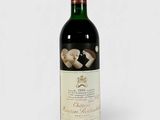 une bouteille de vin posée sur une table