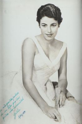 une photo en noir et blanc d'une femme en robe blanche