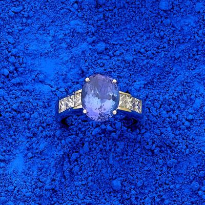 Bague en or gris 18k (750e), ornée d'une tanzanite ovale fac…