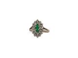 Gros plan sur une bague contenant une pierre verte