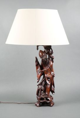 CHINE Pied de lampe en bois sculpté figurant une divinité ta…