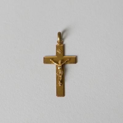 crucifix plaqué or sur fond blanc