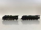 deux petits trains miniatures posés sur une surface blanche
