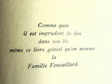 un livre ouvert avec l'image d'un chat dessus