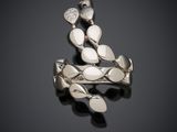broche en forme de fleur en argent sterling et diamants sur fond noir