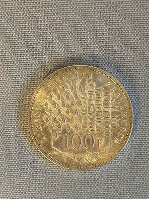 un gros plan d'une pièce d'or posée sur un tissu