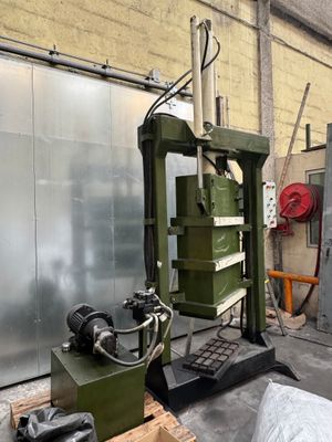 une machine posée sur une palette dans un entrepôt