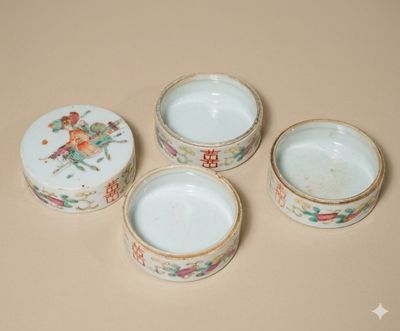 CHINE Boîte à quatre compartiments de forme ronde en porcela…