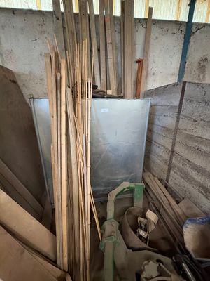 plusieurs pièces de bois sont empilées dans une pièce