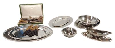 une assiette en argent contenant une allumette et une boîte d'allumettes