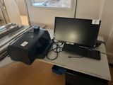 un bureau équipé d'un ordinateur et d'une imprimante