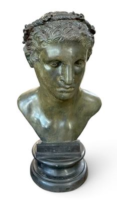 buste en bronze représentant un jeune garçon coiffé d'une couronne
