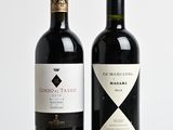 deux bouteilles de vin posées sur une table l'une à côté de l'autre