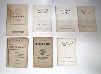 plusieurs livres sont alignés sur une surface blanche