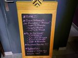 un tableau noir sur lequel est inscrit un menu, devant une porte