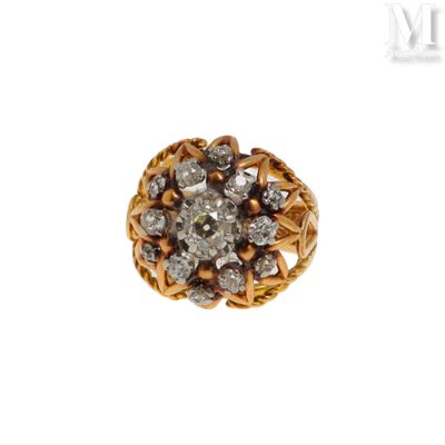 une image d'une bague en or et diamants sur fond blanc