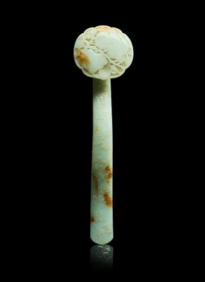 un gros plan sur une sculpture en jade sur fond noir