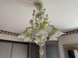 un lustre blanc avec des fleurs suspendues au plafond