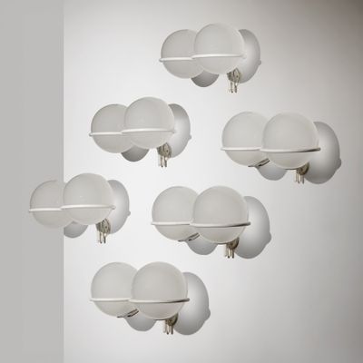 six appliques blanches fixées sur un mur blanc dans une pièce