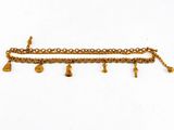 un gros plan sur un bracelet en or orné de clochettes