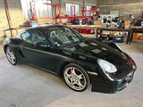 une photo d'une Porsche noire garée dans un garage