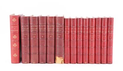 Plusieurs livres rouges sont alignés sur une surface blanche