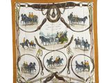 une photo d'une écharpe ornée d'un motif représentant des chevaux et des calèches