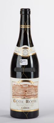 une bouteille de vin posée sur une table
